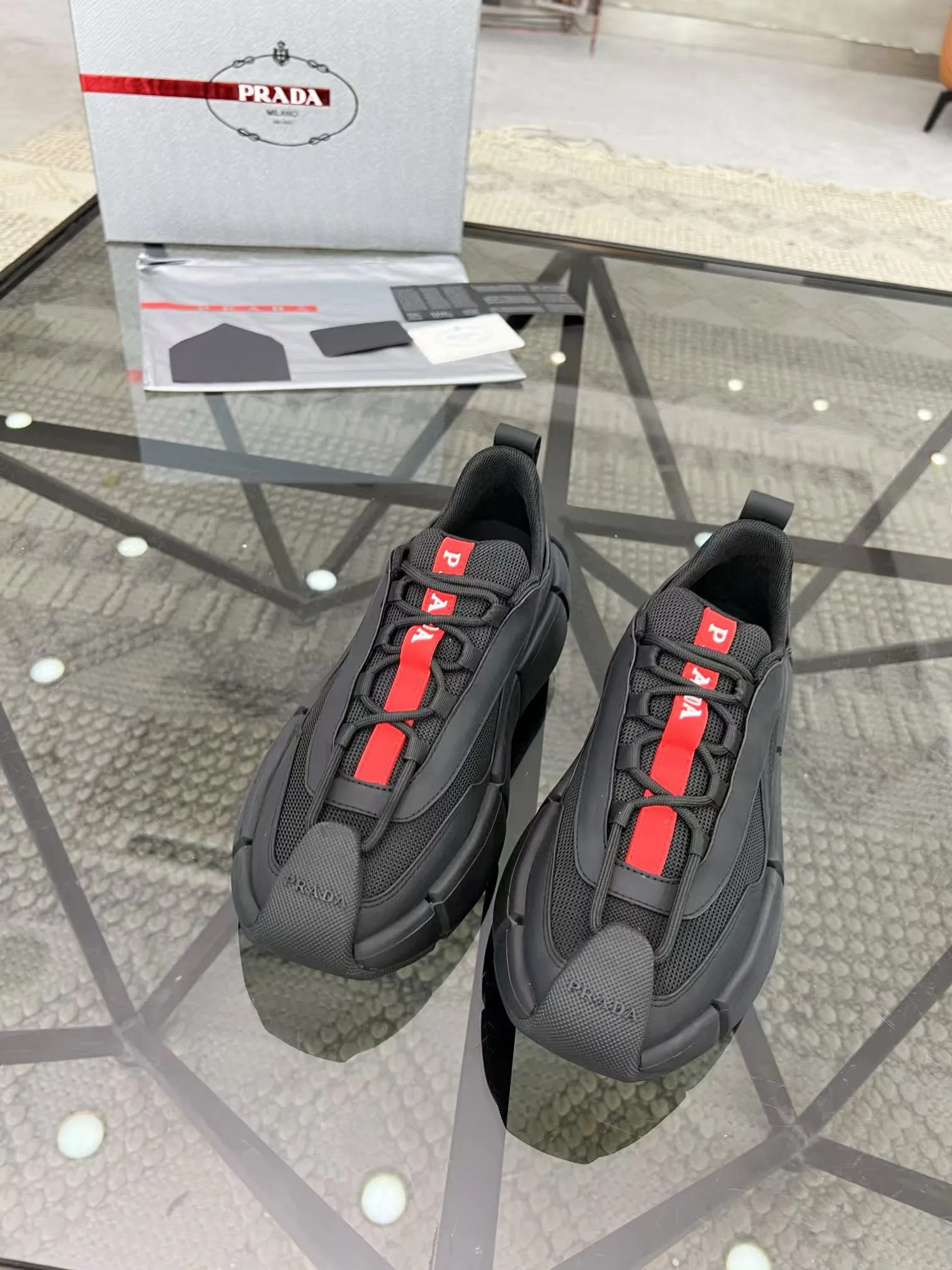 Factory price: 480💰Prada new men's leather sports shoes, the highest version on the market, any comparison is welcome🆚! The original leather has excellent texture and is super high-end! Fetal sheep net lining imported from Italy, removable pad! Luxurious materials and fine workmanship, highly recommended! Code number: 38-44, customized 45